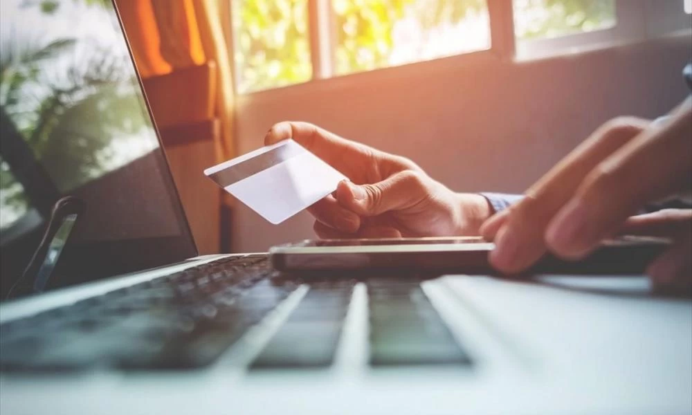  Αυξάνονται με αναδρομική ισχύ οι φόροι για αγορές μέσω e-shop